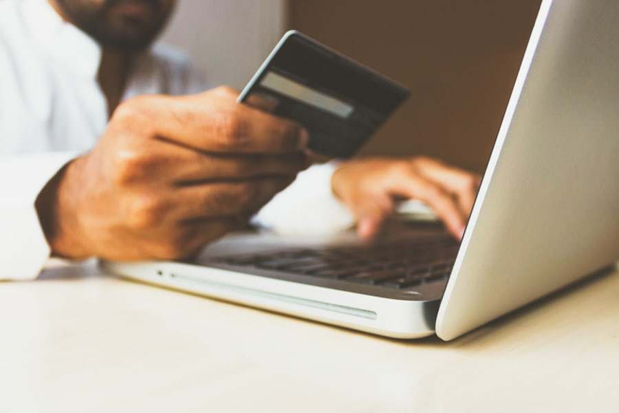 Dompet dan uang tunai melambangkan bonus deposit mingguan