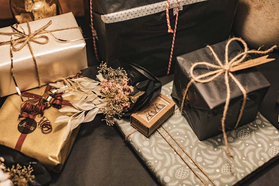 Kado berpita emas dengan confetti melambangkan bonus pendaftaran