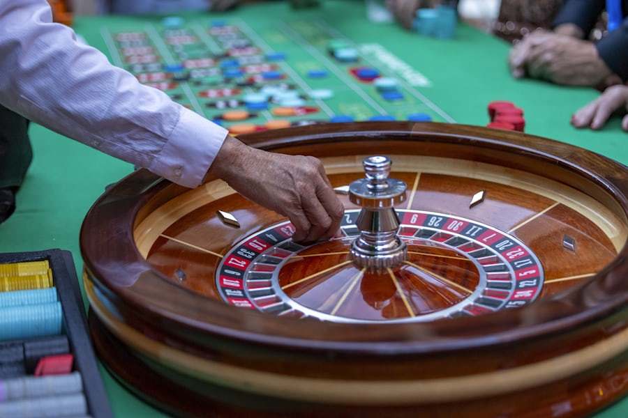 Suasana lantai permainan dengan mesin slot dan lampu kasino