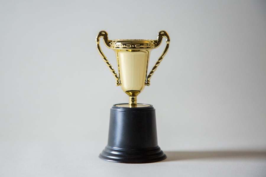 Piala emas di atas meja melambangkan turnamen slot mingguan