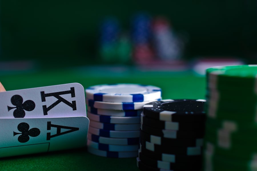 Kartu remi dan chip tersusun di atas meja poker