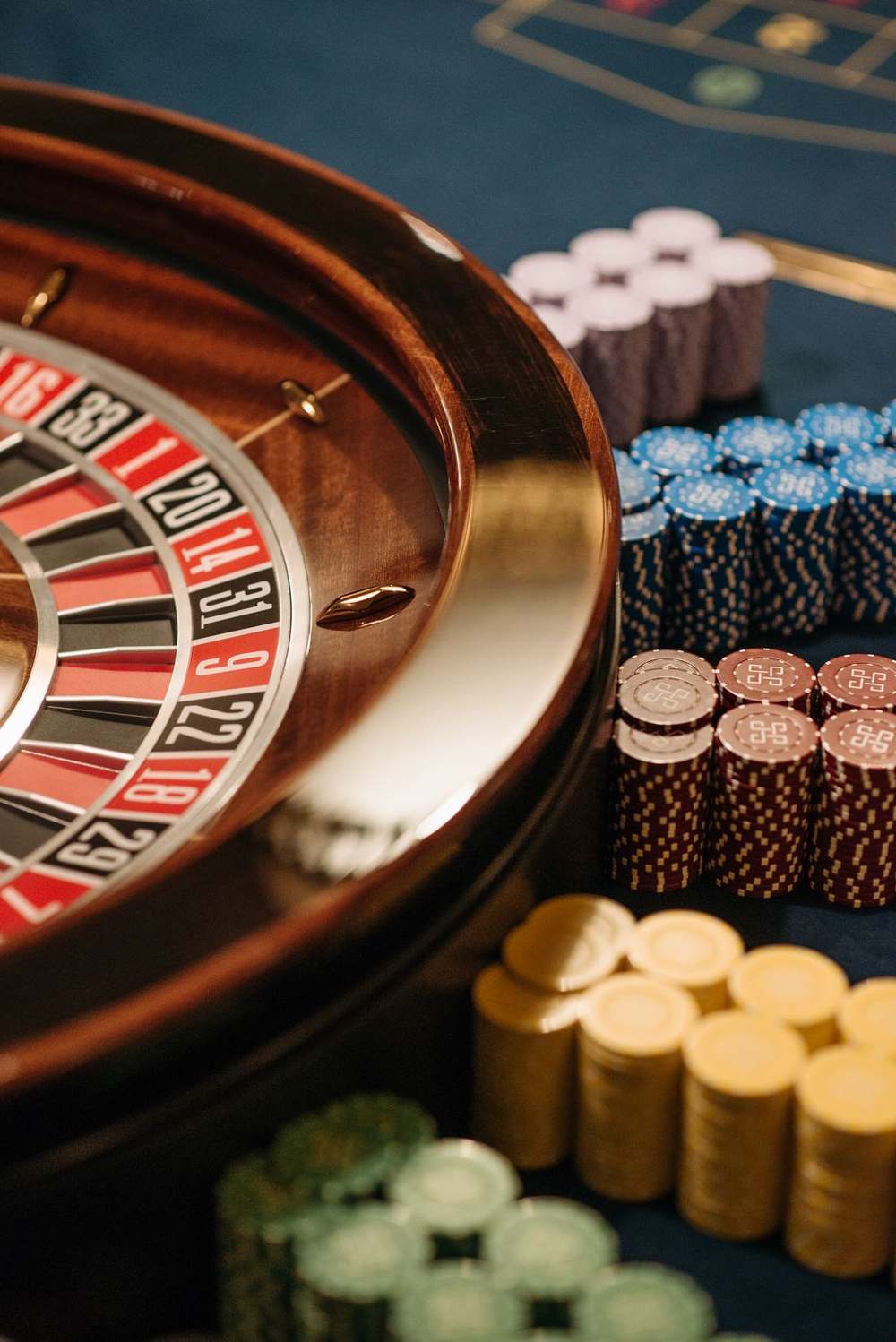 Meja roulette dengan roda dan papan nomor di studio live casino