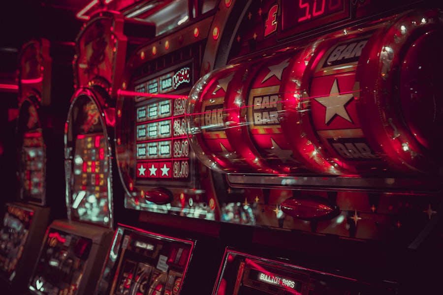 Deretan mesin slot digital dengan tampilan gulungan dan simbol warna-warni