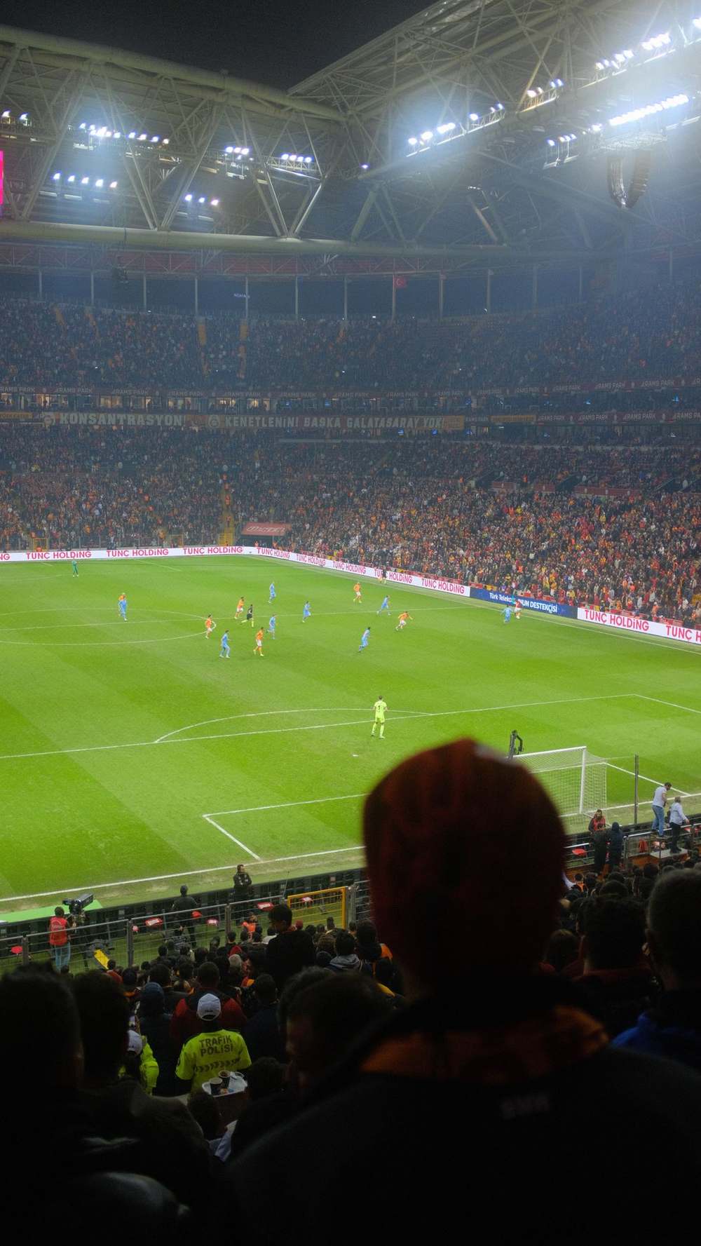 Stadion sepak bola saat pertandingan berlangsung